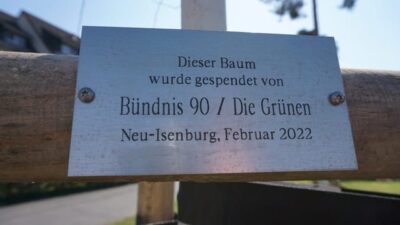 Spendenplakette für den gespendeten Beaum von Bündnis 90 / Die Grünen